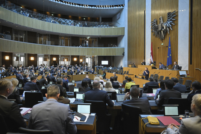 Am Redner:innenpult: Sozialministerin Korinna Schumann (SPÖ). Blick Richtung Sitzungsteilnehmer:innen