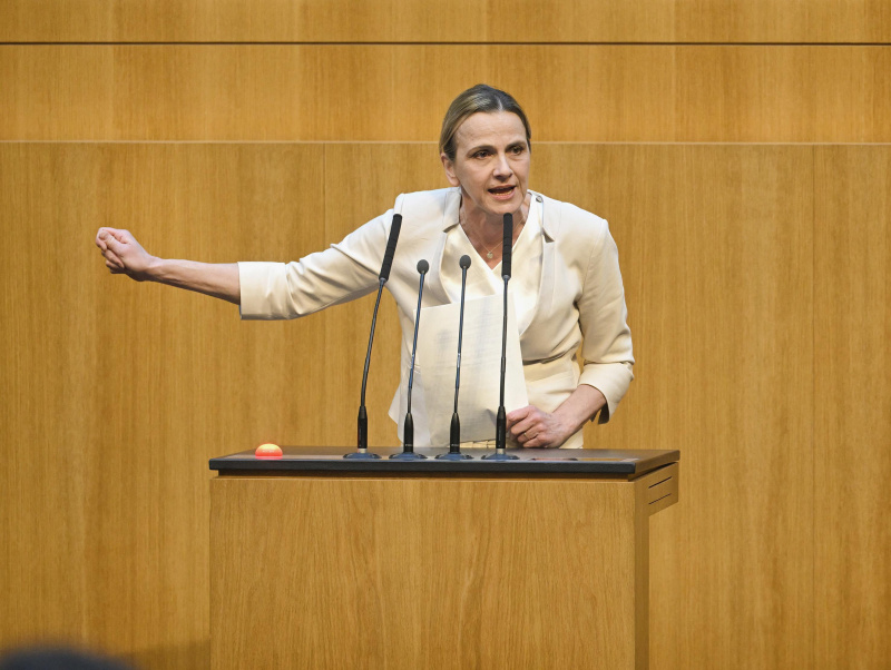 Am Redner:innenpult: Nationalratsabgeordnete Dagmar Belakowitsch (FPÖ)
