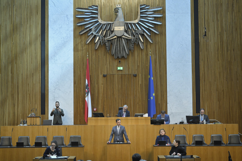 Am Redner:innenpult: Nationalratsabgeordneter Ernst Gödl (ÖVP). Blick Richtung Sitzungsteilnehmer:innen