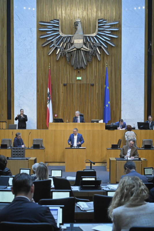 Am Redner:innenpult: Nationalratsabgeordneter Norbert Sieber (ÖVP). Blick Richtung Sitzungsteilnehmer:innen