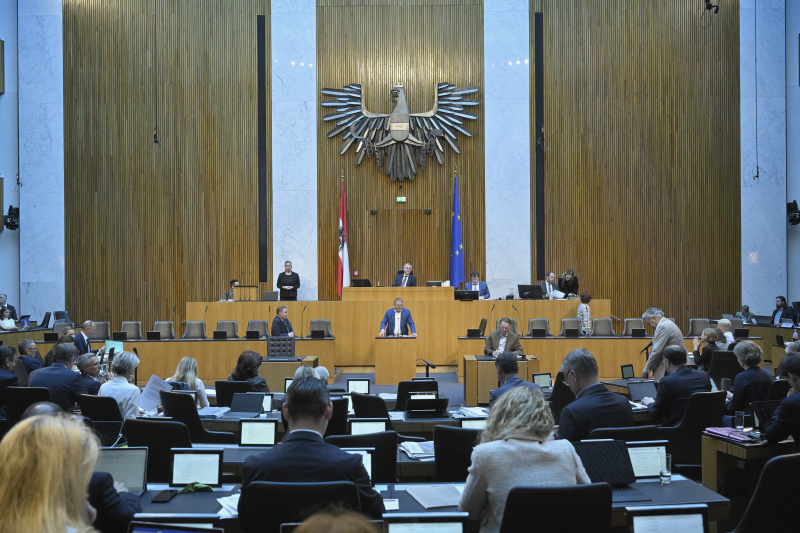 Am Redner:innenpult: Nationalratsabgeordneter Norbert Sieber (ÖVP). Blick Richtung Sitzungsteilnehmer:innen