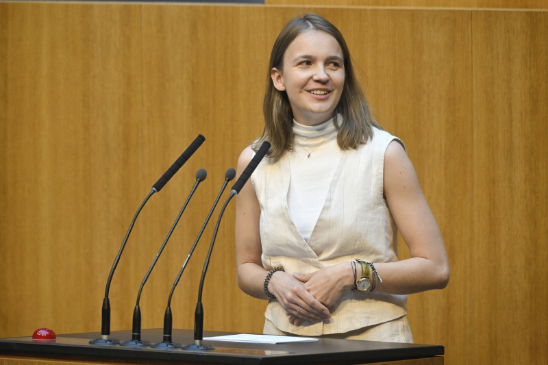 Am Redner:innenpult: Abgeordnete zum Europäischen Parlament Anna Stürgkh (NEOS)