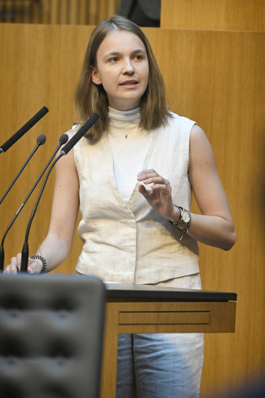 Am Redner:innenpult: Abgeordnete zum Europäischen Parlament Anna Stürgkh (NEOS)