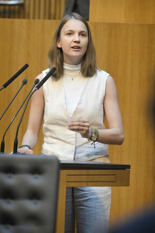 Am Redner:innenpult: Abgeordnete zum Europäischen Parlament Anna Stürgkh (NEOS)