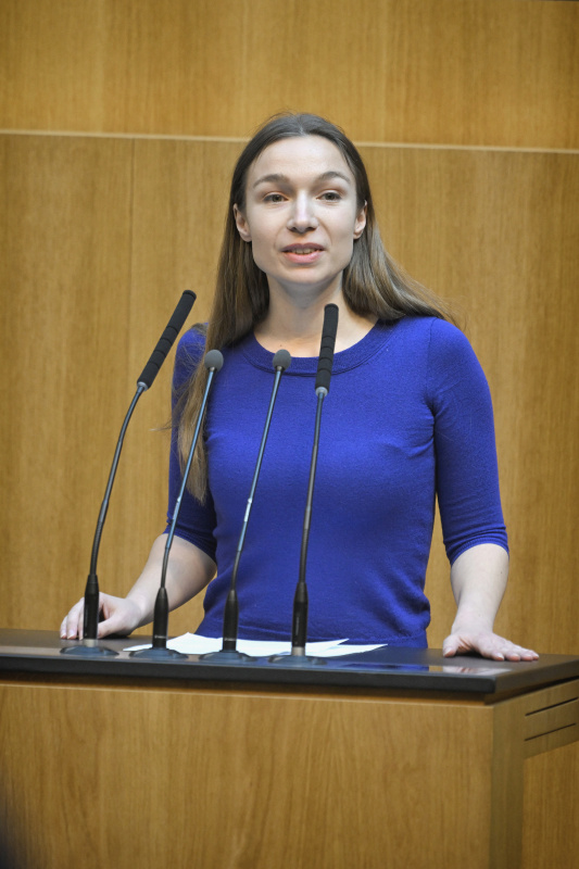 Am Redner:innenpult: Nationalratsabgeordnete Sophie Wotschke (NEOS)