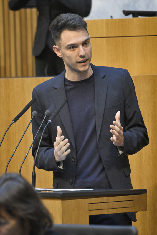 Am Redner:innenpult: Nationalratsabgeordneter Paul Stich (SPÖ)