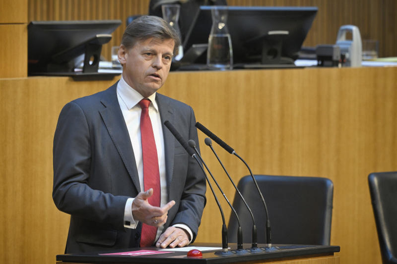 Am Redner:innenpult: Nationalratsabgeordneter Veit Dengler (NEOS)