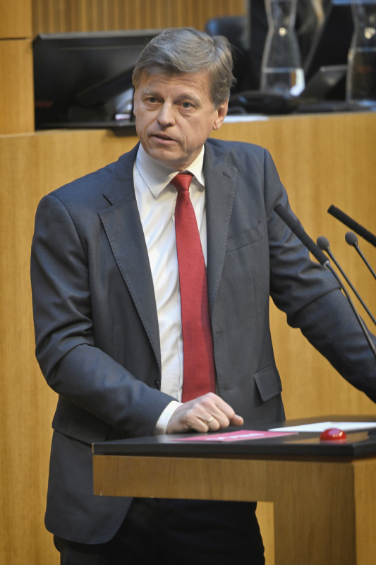 Am Redner:innenpult: Nationalratsabgeordneter Veit Dengler (NEOS)