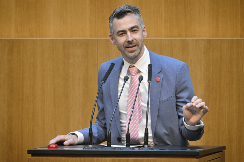 Am Redner:innenpult: Nationalratsabgeordneter Christoph Pramhofer (NEOS)