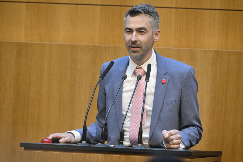 Am Redner:innenpult: Nationalratsabgeordneter Christoph Pramhofer (NEOS)