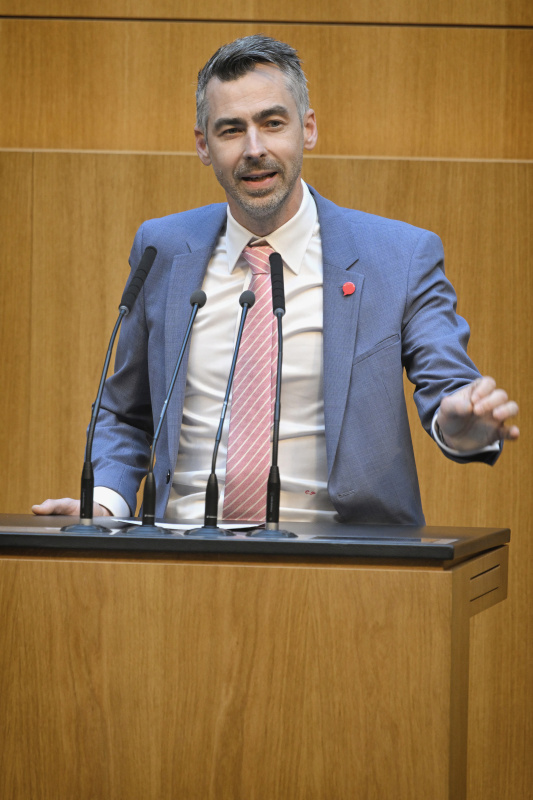 Am Redner:innenpult: Nationalratsabgeordneter Christoph Pramhofer (NEOS)