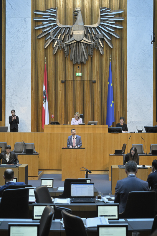 Am Redner:innenpult: Nationalratsabgeordneter Christoph Pramhofer (NEOS). Blick Richtung Sitzungsteilnehmer:innen