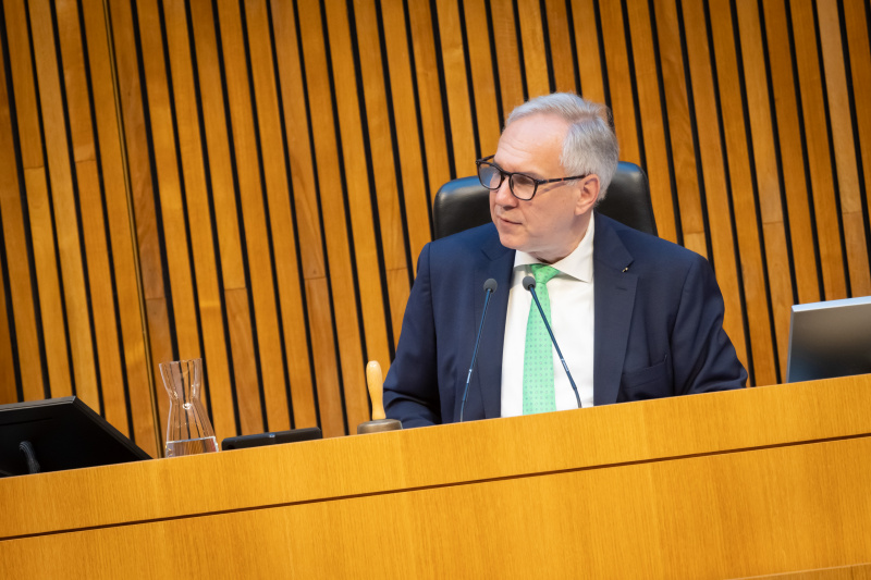 Nationalratspräsident Walter Rosenkranz (FPÖ) eröffnet die Sitzung am Präsidium