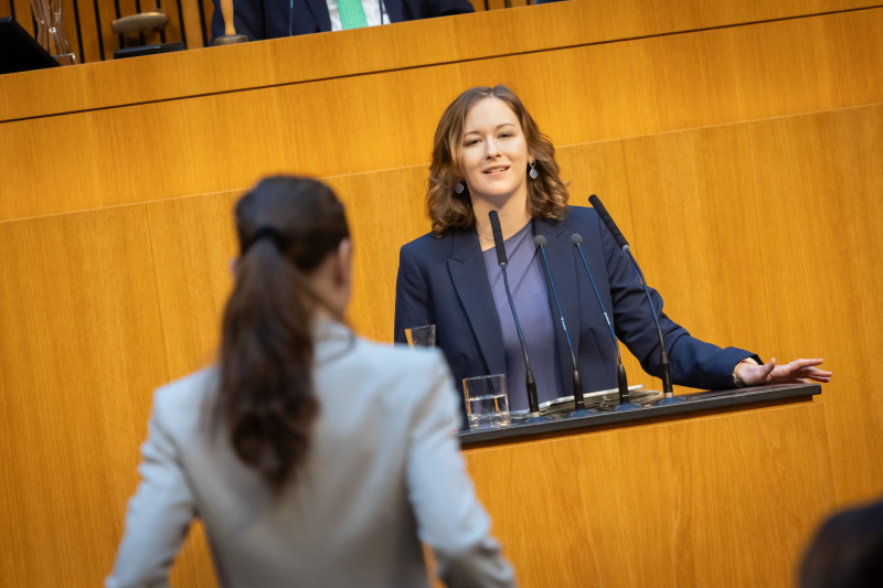 An den Redner:innenpulten von rechts: Europa-, Integrations- und Familienministerin Claudia Plakolm (ÖVP), Nationalratsabgeordnete Susanne Fürst (FPÖ)