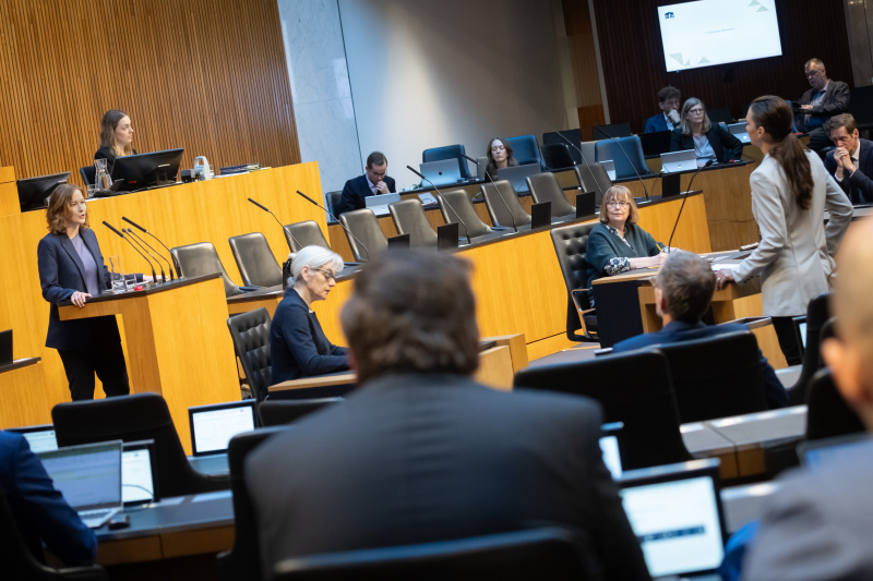 An den Redner:innenpulten von links: Europa-, Integrations- und Familienministerin Claudia Plakolm (ÖVP), Nationalratsabgeordnete Susanne Fürst (FPÖ)