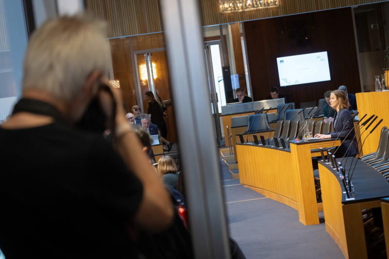 Am Redner:innenpult Europa-, Integrations- und Familienministerin Claudia Plakolm (ÖVP)