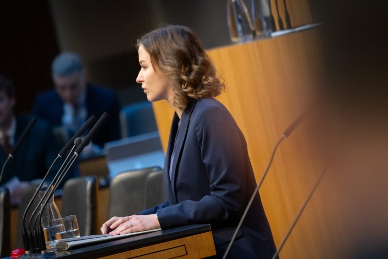 Am Redner:innenpult Europa-, Integrations- und Familienministerin Claudia Plakolm (ÖVP)