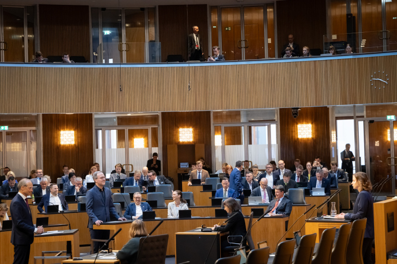 An den Redner:innenpulten von links: Nationalratsabgeordneter Wolfgang Gerstl (ÖVP), Nationalratsabgeordneter Dominik Oberhofer (NEOS), Europa-, Integrations- und Familienministerin Claudia Plakolm (ÖVP)