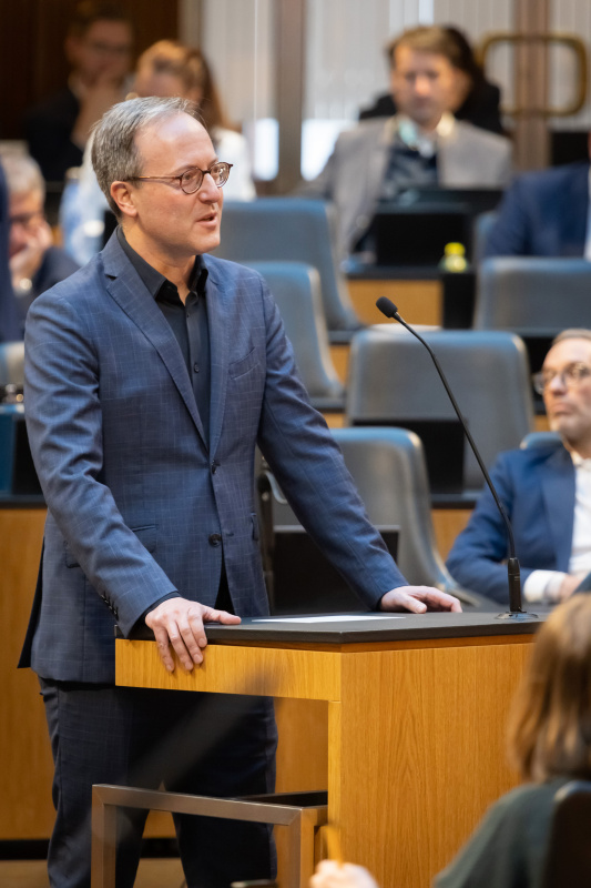 Am Redner:innenpult Nationalratsabgeordneter Dominik Oberhofer  (NEOS)