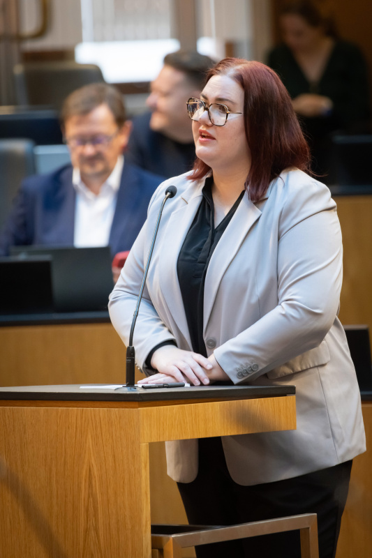 Am Redner:innenpult Nationalratsabgeordnete Carina Reiter (ÖVP)