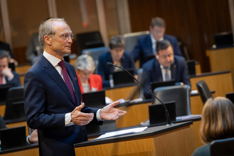 Am Redner:innenpult Nationalratsabgeordneter Wolfgang Gerstl (ÖVP)