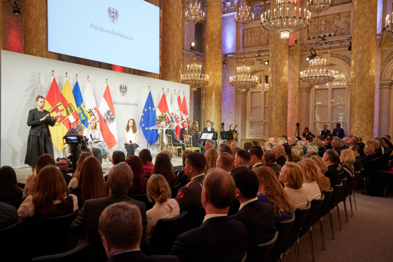 Moderiertes Gespräch von Susanne Höggerl mit einer Schülerin und eines Zeitzeugen