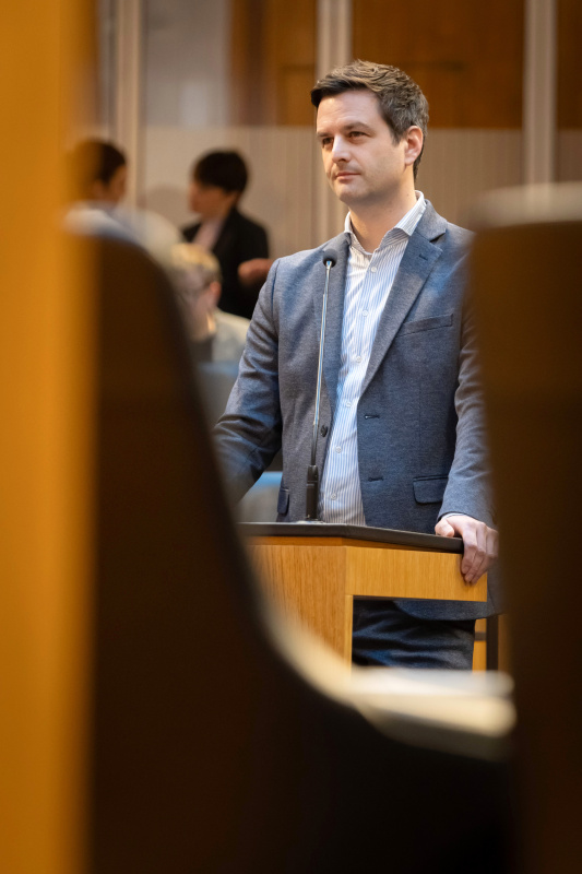 Am Redner:innenpult Nationalratsabgeordneter Bernhard Herzog (SPÖ)