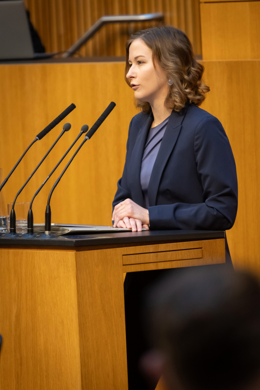 Am Redner:innenpult Europa-, Integrations- und Familienministerin Claudia Plakolm (ÖVP)