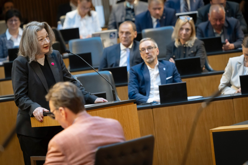 Am Redner:innenpult Nationalratsabgeordnete Gertraud Auinger-Oberzaucher (NEOS)