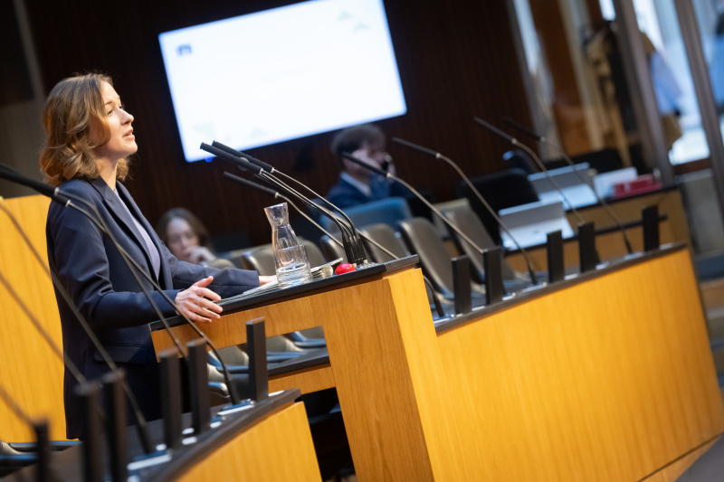 Am Redner:innenpult Europa-, Integrations- und Familienministerin Claudia Plakolm (ÖVP)