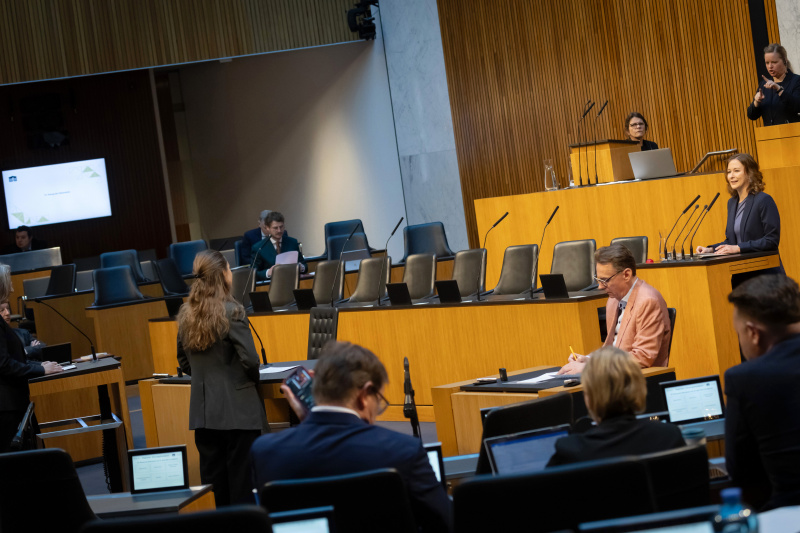 Am Redner:innenpult Europa-, Integrations- und Familienministerin Claudia Plakolm (ÖVP)