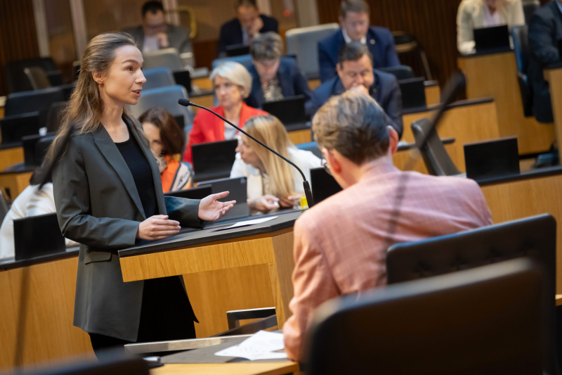 Am Redner:innenpult Nationalratsabgeordnete Sophie Marie Wotschke (NEOS)