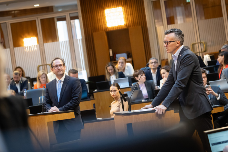 An den Redner:innenpulten von links: Nationalratsabgeordneter Andreas Minnich (ÖVP), Nationalratsabgeordneter Gernot Darmann (FPÖ)