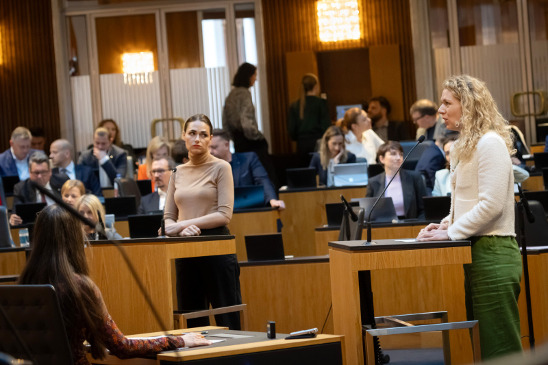 An den Redner:innenpulten von links: Nationalratsabgeordnete Barbara Neßler (GRÜNE), Nationalratsabgeordnete Johanna Jachs (ÖVP)