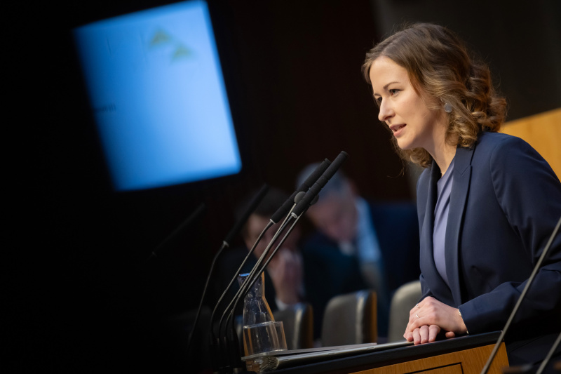 Am Redner:innenpult Europa-, Integrations- und Familienministerin Claudia Plakolm (ÖVP)