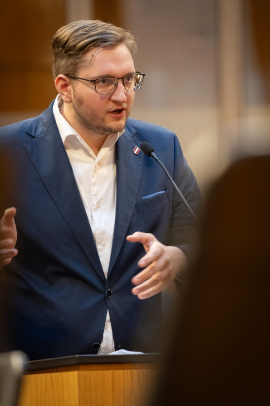 Am Redner:innenpult Nationalratsabgeordneter Sebastian Schwaighofer (FPÖ)