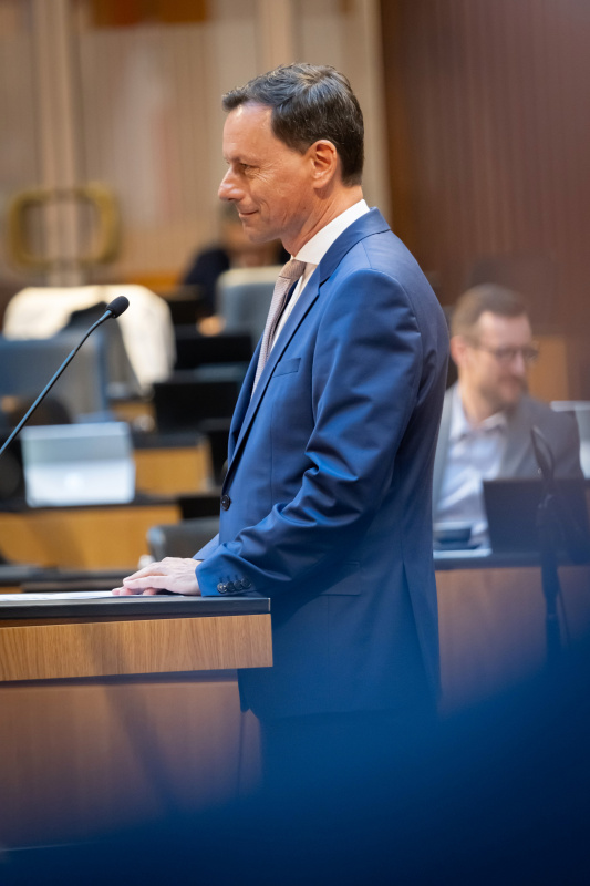 Am Redner:innenpult Nationalratsabgeordneter Ernst Gödl (ÖVP)