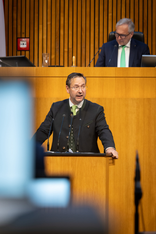 Am Redner:innenpult Nationalratsabgeordneter Hermann Brückl (FPÖ). Nationalratspräsident Walter Rosenkranz (FPÖ) am Präsidium