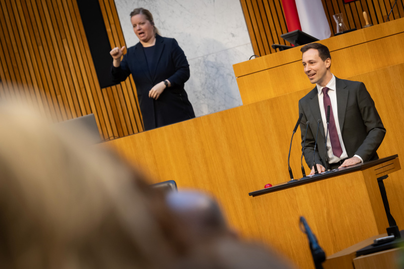 Am Redner:innenpult Nationalratsabgeordneter Nico Marchetti (ÖVP)