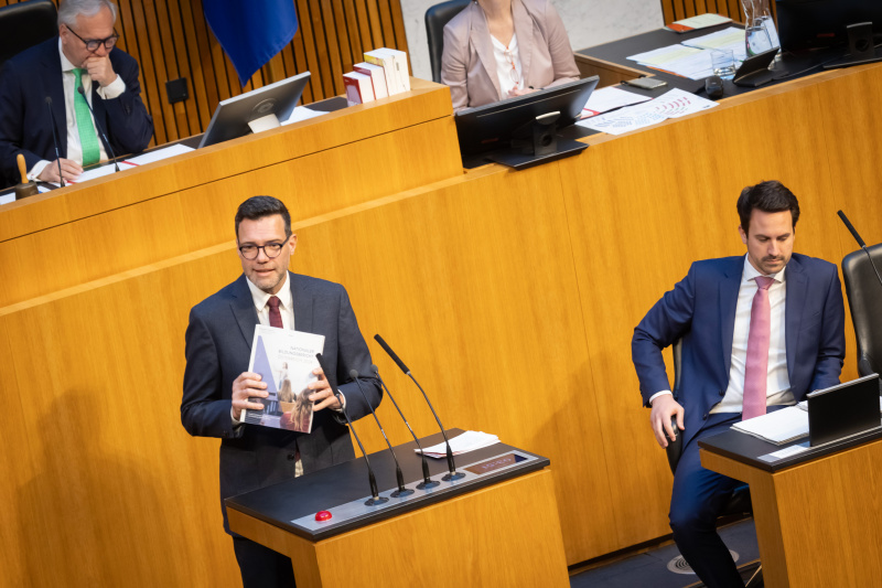 Am Redner:innenpult Nationalratsabgeordneter Heinrich Himmer (SPÖ). Nationalratspräsident Walter Rosenkranz (FPÖ) am Präsidium. Auf der Regierungsbank Bildungsminister Christoph Wiederkehr (NEOS)