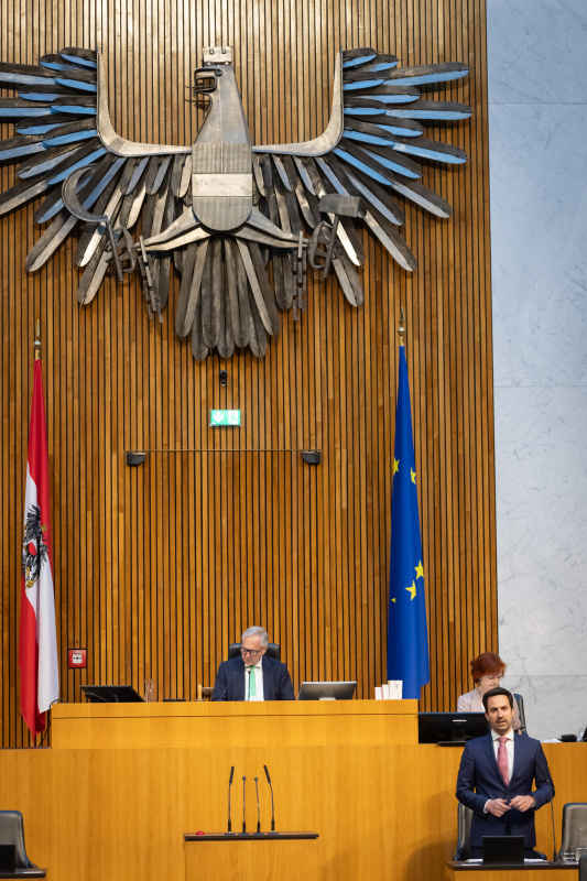 Nationalratspräsident Walter Rosenkranz (FPÖ) am Präsidium. Auf der Regierungsbank Bildungsminister Christoph Wiederkehr (NEOS)