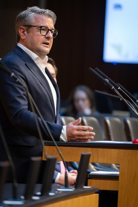 Am Redner:innenpult Nationalratsabgeordneter Wendelin Mölzer (FPÖ)