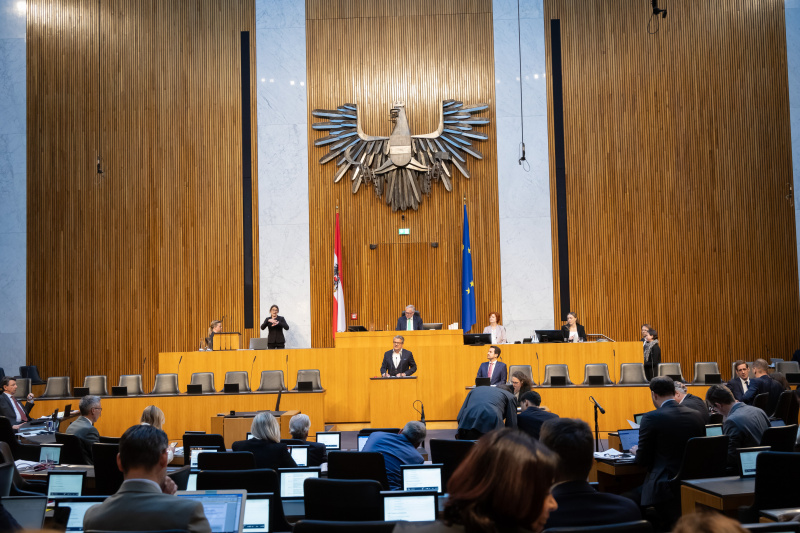 Am Redner:innenpult Nationalratsabgeordneter Wendelin Mölzer (FPÖ). Nationalratspräsident Walter Rosenkranz (FPÖ) am Präsidium. Auf der Regierungsbank Bildungsminister Christoph Wiederkehr (NEOS)