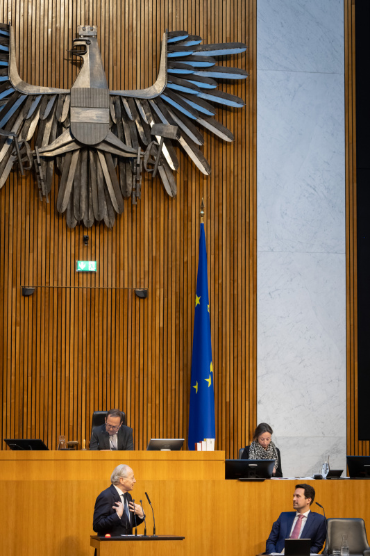 Am Redner:innenpult Nationalratsabgeordneter Rudolf Taschner (ÖVP). Nationalratspräsident Peter Haubner (ÖVP) am Präsidium Auf der Regierungsbank Bildungsminister Christoph Wiederkehr