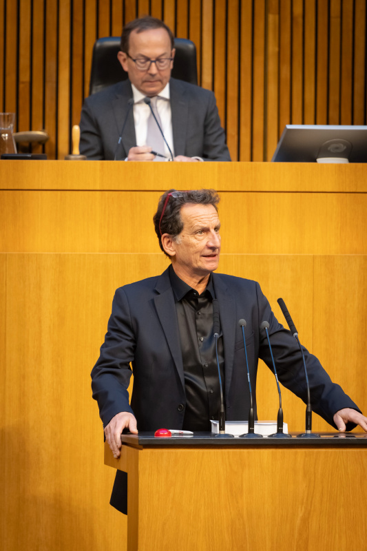 Am Redner:innenpult Nationalratsabgeordneter Christian Oxonitsch (SPÖ). Nationalratspräsident Peter Haubner (ÖVP) am Präsidium