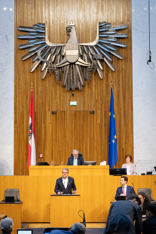 Am Redner:innenpult Nationalratsabgeordneter Wendelin Mölzer (FPÖ). Nationalratspräsident Walter Rosenkranz (FPÖ) am Präsidium. Auf der Regierungsbank Bildungsminister Christoph Wiederkehr (NEOS)