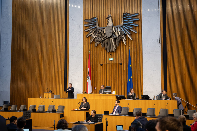 Am Redner:innenpult Nationalratsabgeordnete Agnes Totter (ÖVP). Zweiter Nationalratspräsident Peter Haubner (ÖVP) am Präsidium. Auf der Regierungsbank Bildungsminister Christoph Wiederkehr (NEOS)
