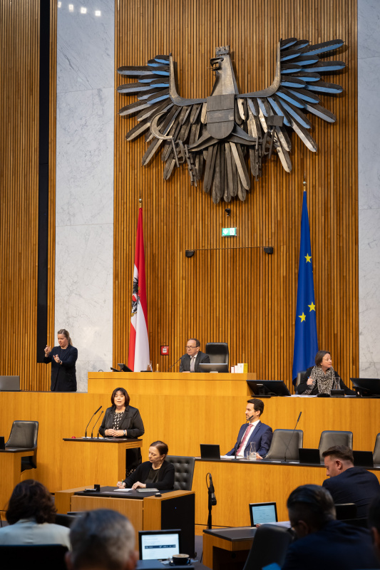 Am Redner:innenpult Nationalratsabgeordnete Agnes Totter (ÖVP). Zweiter Nationalratspräsident Peter Haubner (ÖVP) am Präsidium. Auf der Regierungsbank Bildungsminister Christoph Wiederkehr (NEOS)