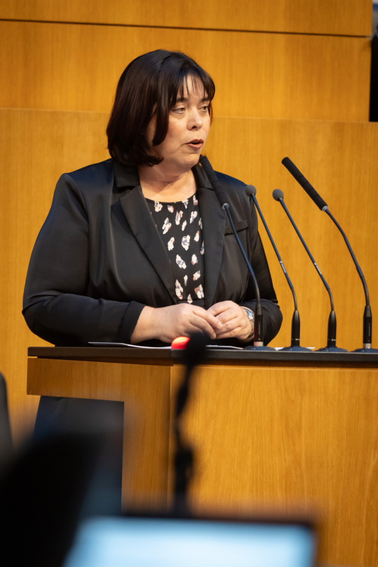 Am Redner:innenpult Nationalratsabgeordnete Agnes Totter (ÖVP). Zweiter Nationalratspräsident Peter Haubner (ÖVP) am Präsidium. Auf der Regierungsbank Bildungsminister Christoph Wiederkehr (NEOS)