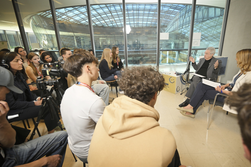 Bundespräsident a.D. Heinz Fischer im Gespräch mit Schüler:innen